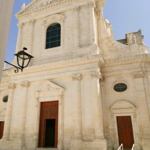 Locorotondo-Facciata cattedrale-Bari ncc private driver
